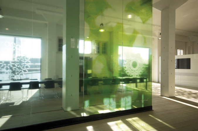 1.	The 14m long matte glass partition wall creates a transparent zone dividing the warehouse’s ground floor. 
