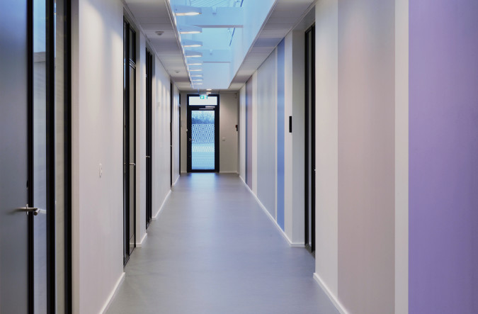 Farvesætning kontorgang vest. Foto Ib Sørensen