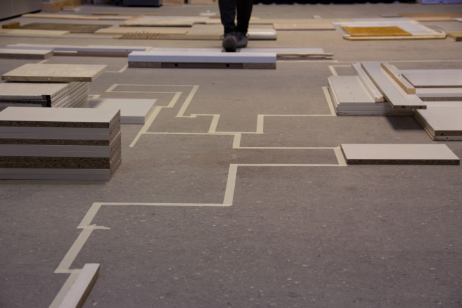”Uden titel”, midlertidig komposition, Godsbanen Aarhus, 2013, laminatplader, tape, ca 50 x 500 x 500 cm