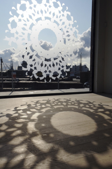 FLOWERCUTS automatically opens up and blocks sunlight – a low-tech and elegant solution.