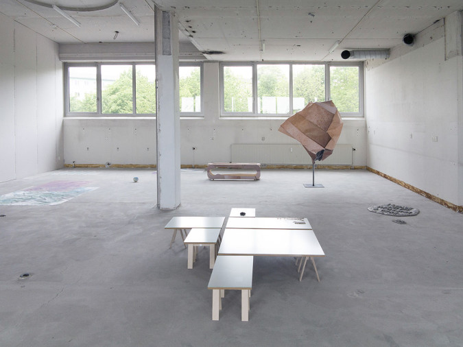 Forrest: Iben West ‘Bread, Yoghurt, Wine, Fruit, Cheese, Oats’, 2016. Bagerst: Louise Sparre ‘Sense of touch’, 2016. T.v. Nat Bloch Gregersen ‘Liquid crush’, 2016. T.h. Nalini Printz ‘I leave all my regrets here’, 2016